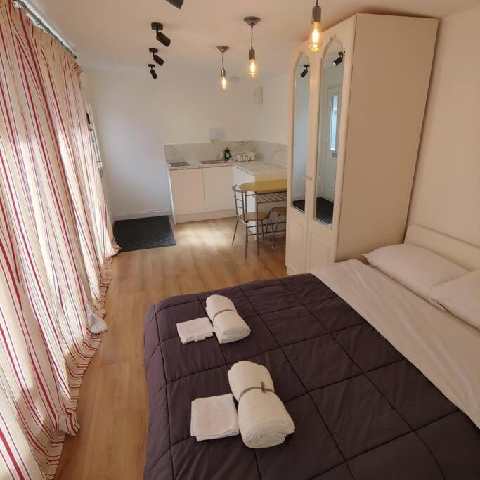 Self Contained, Double Bed Studio, Private Kitchen, Private Bath, Walking Distance To Harry Potter Вотфорд Екстер'єр фото
