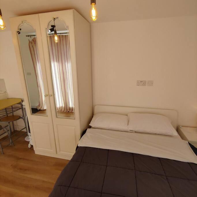 Self Contained, Double Bed Studio, Private Kitchen, Private Bath, Walking Distance To Harry Potter Вотфорд Екстер'єр фото